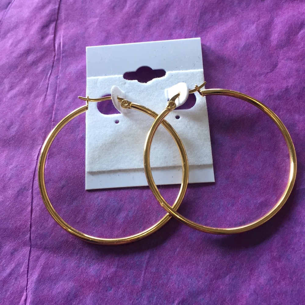🌺🌺MEDIUM SIZE GOLD TONE HOOP EARRINGS🌺🌺